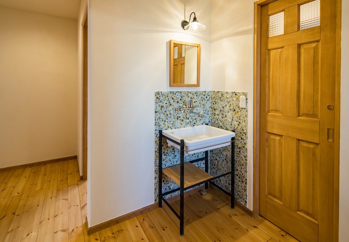 アイアンとタイルのかわいいサブ洗面台