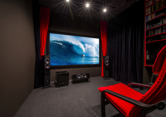 通り土間と離れ（シアター）のある家