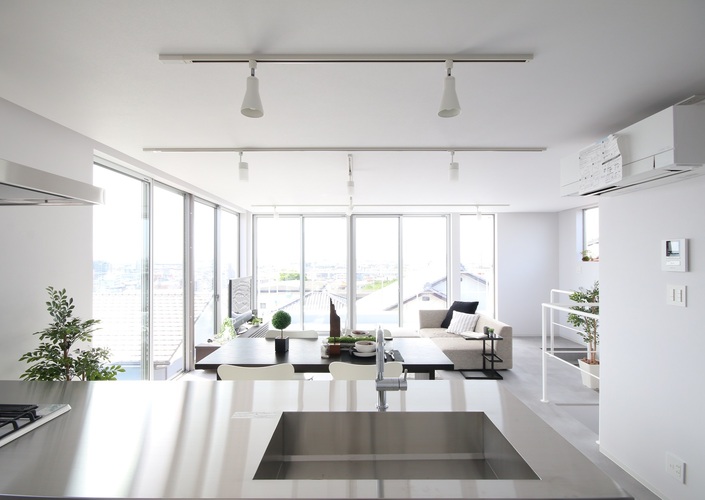 カーデザイナーがディテールにこだわって建てた刈谷の街並みを一望するビルトインガレージハウス