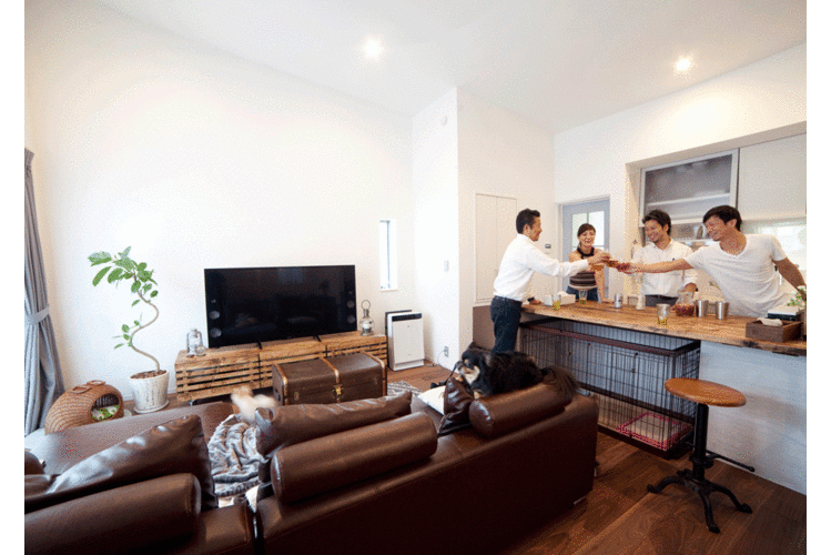 ペットと暮らす、アンティークな宝箱とビルトインガレージのある木造耐火の家