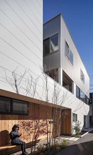 ご近所さんとの交流スペースのある玄関ポーチ