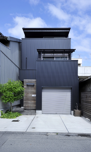 2.5間間口の狭小地で実現 ボードガレージのある家