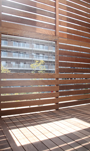 クライアント自らが施工したバルコニーとルーバー