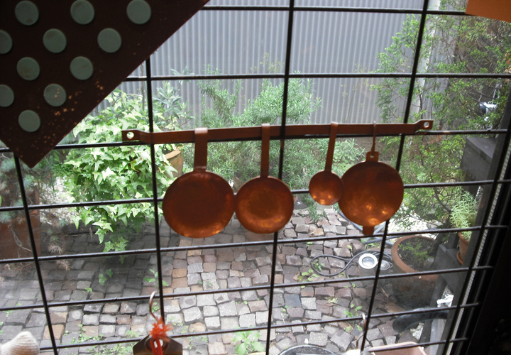 中庭に面したキッチン