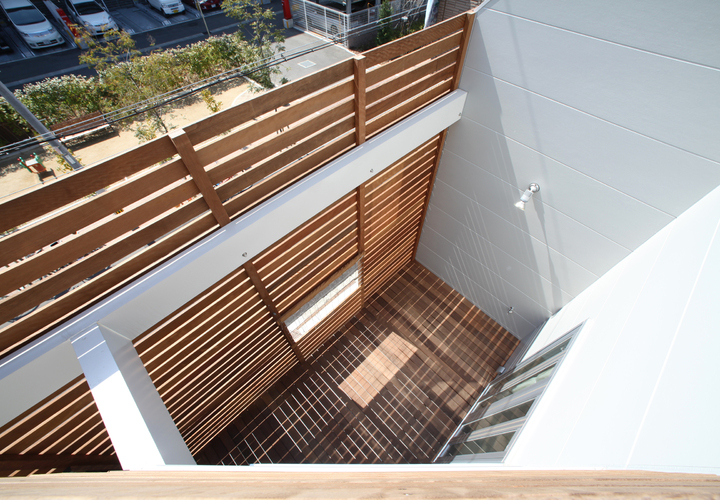 3階バルコニーから見た2階のLDKとつながるデッキ