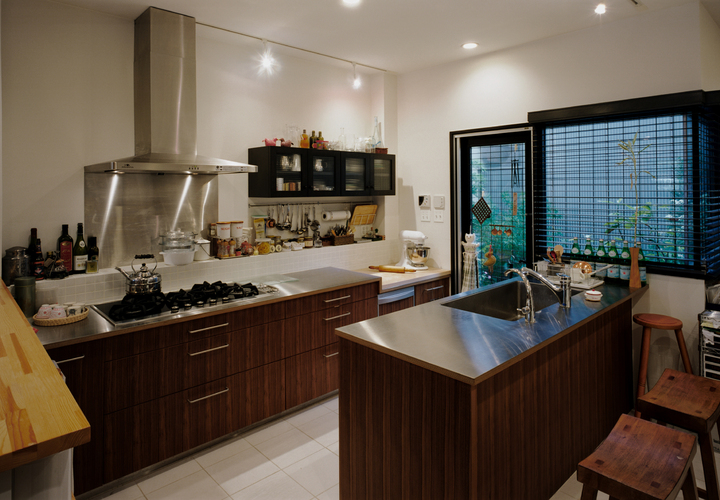 人が集まるサロンのある家