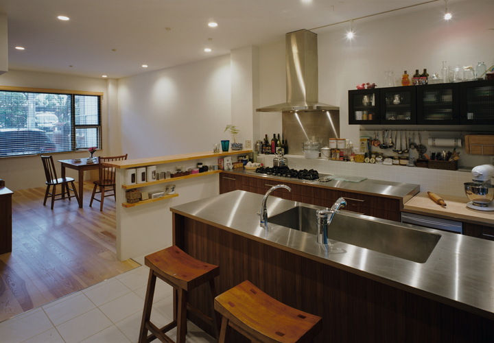 キッチンからつながるサロン