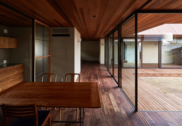 ダイニングから中庭を見る