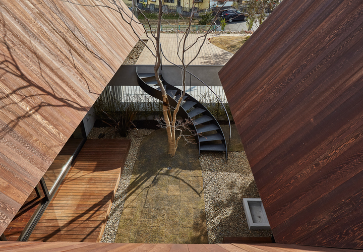 2階から中庭を見る