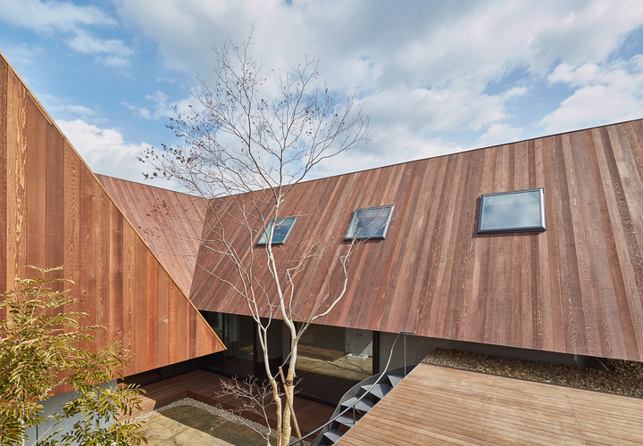 テラスから中庭を見る