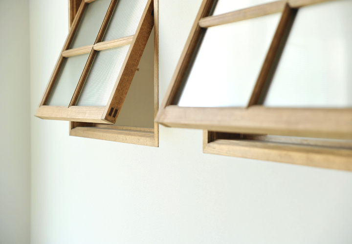 吹き抜けに繋がる窓