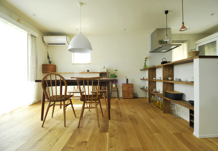 南面からの光を受け、明るく開放的なDK