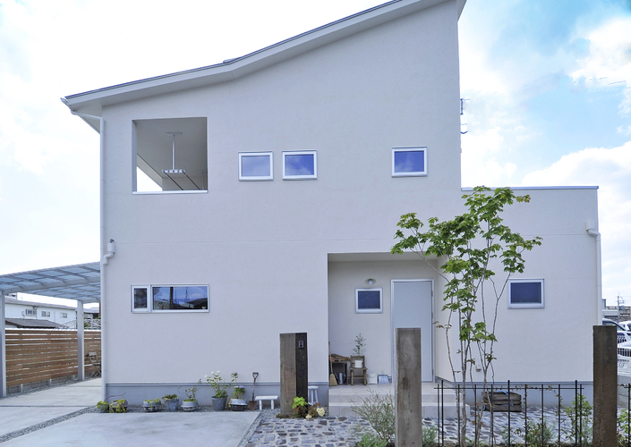 インテリアと吹き抜けが魅力 光あふれるナチュラルな家