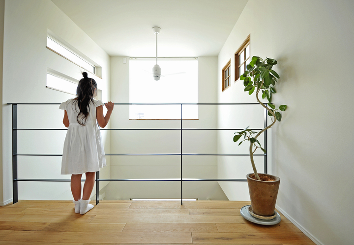 上下階で家族の雰囲気が感じられる吹き抜け