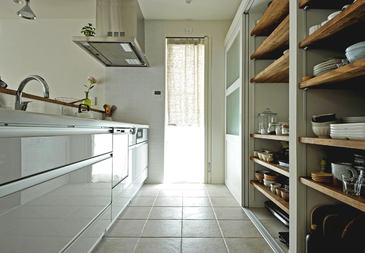 タイル床と無垢の造作棚で清潔感のあるキッチン