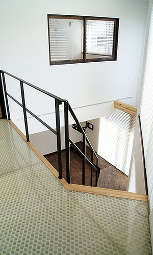 ＦＲＰハニカムコアを採用した廊下