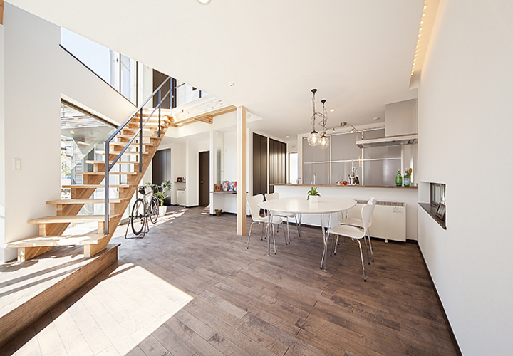 自然塗料を塗りオリジナルの床材に