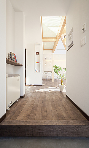 光を透過され１階の隅々まで明るい空間