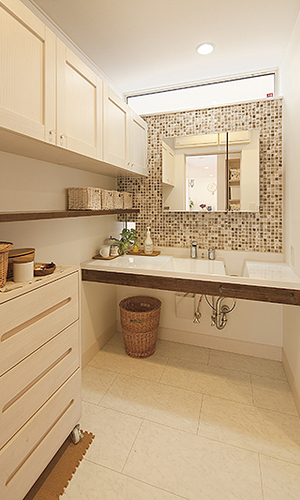 モザイクタイルが印象的な洗面化粧台