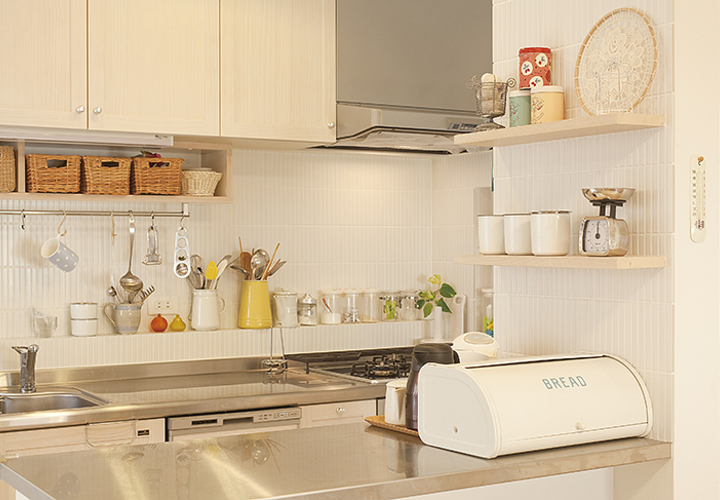 たくさんの飾り棚を造作したキッチン