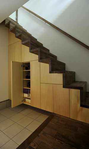 狭小地ならではの空間節約術！階段下収納