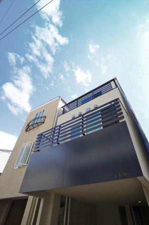 敷地15坪２間間口を快適に 駅前の都市型３階建て