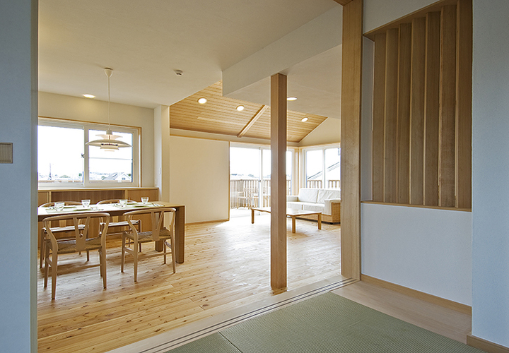 眺望を意識した２階リビング