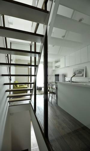 ガラス張りの階段室が魅力的！視線が通る家