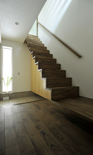 ２階からの柔らかい光が注ぎ込むさわやかな玄関ホール