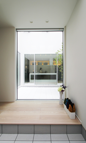 玄関ホールの窓越しに見える中庭