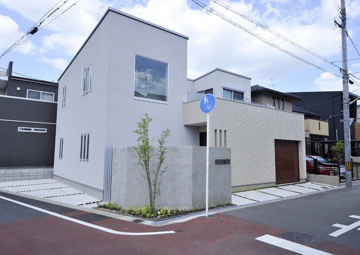 角地のにぎやかさを感じない 都会で自然を感じる 中庭でゆとり空間の家