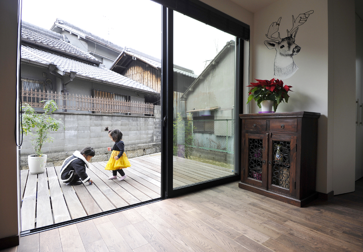 リビングからつながるウッドデッキ