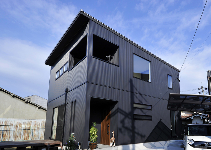 南西向き4.5間間口 ビンテージテイストのインテリアが印象的 ひろびろ土間のある家