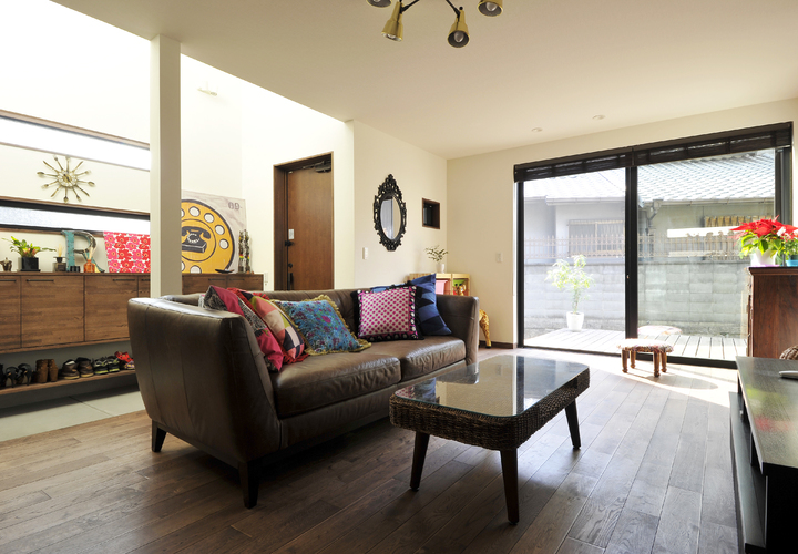 自然光を最大限に取り込む明るく開放的なリビング