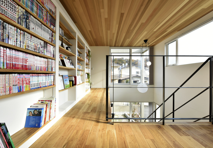 ２階ホールには家族共用のブックコーナー
