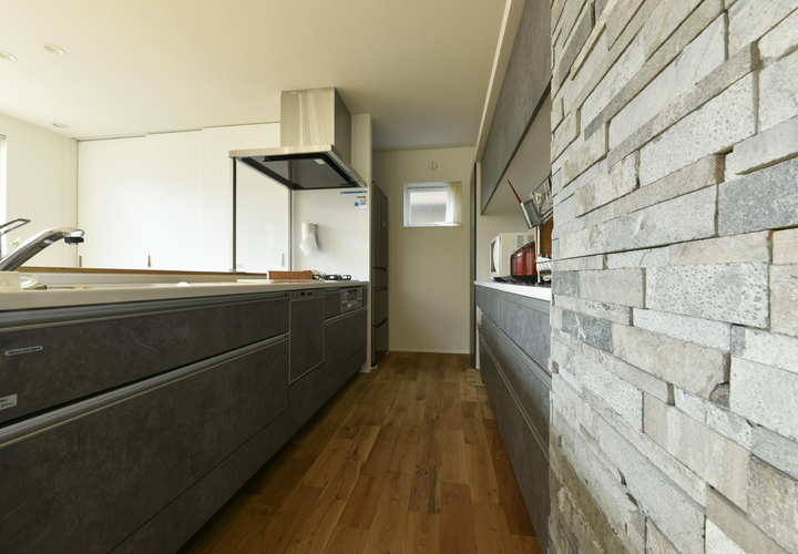 モダンなインテリアの対面キッチン