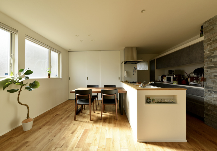 木や石の素材感が楽しめるLDK