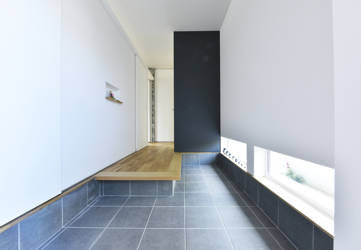 モノトーンでシンプルにまとめた土間空間