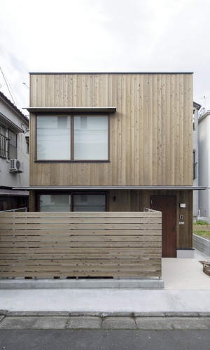 木の質感が印象的な外観