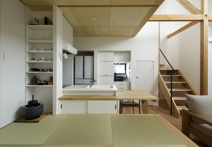 小上りに面したダイニングテーブルと一体の対面キッチン