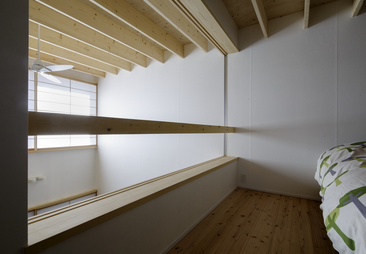 寝室と吹抜けはアラワシ天井で空間が繋がっている