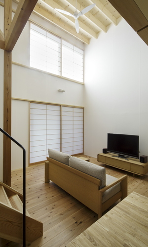 造り付のダイニングテーブルから見える広がりのあるリビング