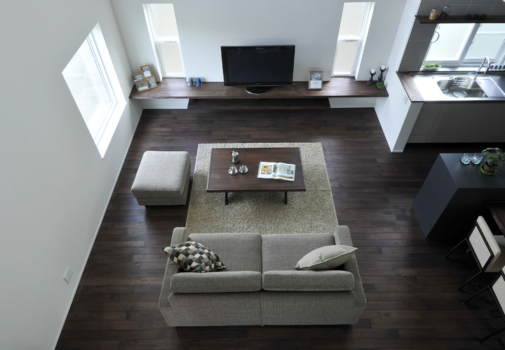 ウォルナットの無垢材で高級感をプラス