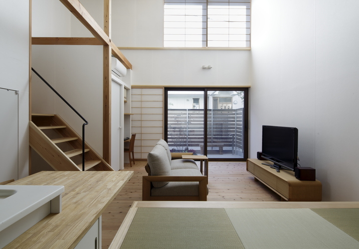 小上りからリビング越しに小さな庭を眺める