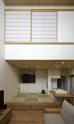 吹き抜けから見える小上りと２階寝室の障子