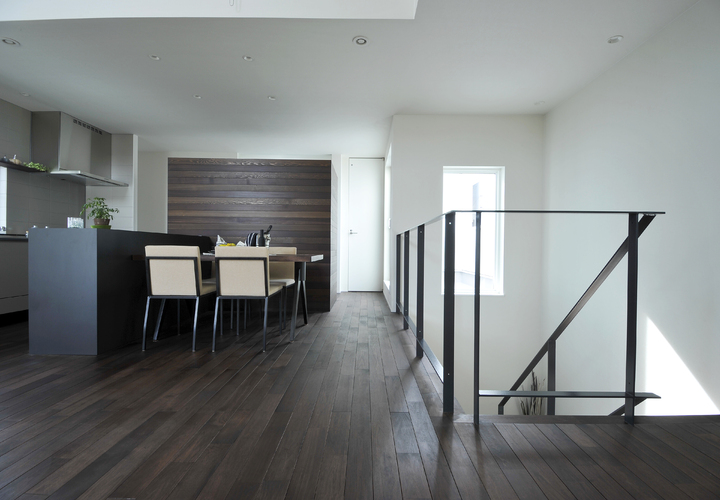 スチール手すりが空間をシャープに