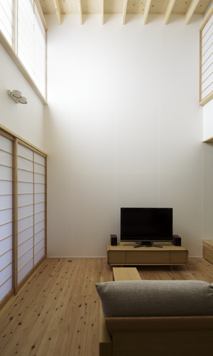 少し和風の明るい吹き抜け