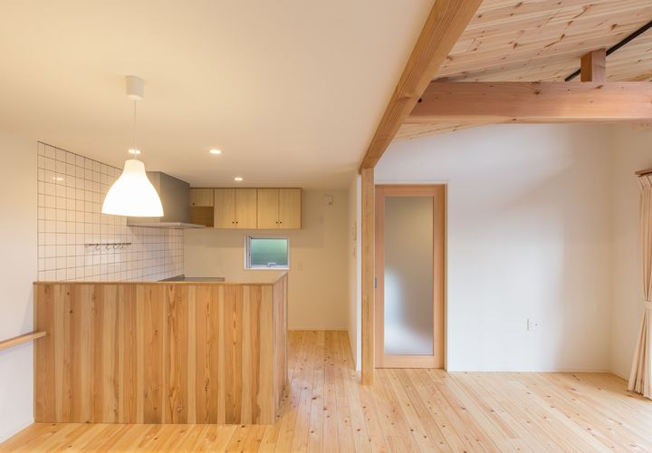 ダイニングよりキッチン方向を見る