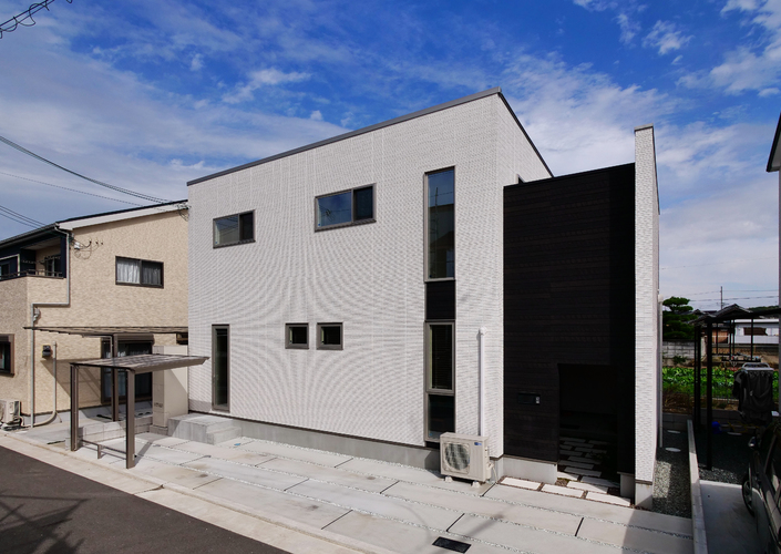 敷地いっぱいの南向き間口6間  前庭のあるパッシブハウス