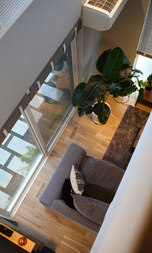 吹き抜けからリビングを見る